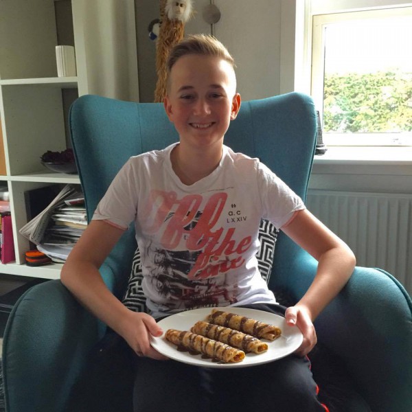 Mød Andreas. Han er nr. 7 i min telefonbog, så derfor skulle han forkæles i dag. Heldigvis blev det ham, og jeg glædede mig til at forkæle ham. Andreas bor bag os, og han er som en storebror for min søn Mads. Han har trøstet, bundet snørebånd, lært fra sig på alle måder ... han er en gennemført dejlig dreng. Her er han lige kommet hjem fra en lang dag i skolen og har fortjent Nutella-pandekager.