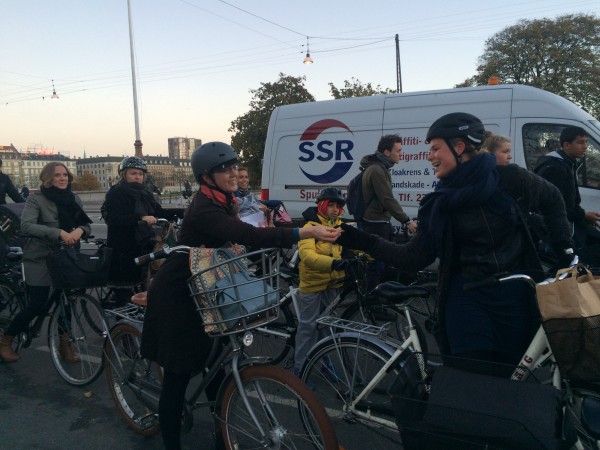 Efter få minutter var der f.eks. en cyklist, der klarede udfordringen med det samme og delte Twix'en med en medcyklist foran.