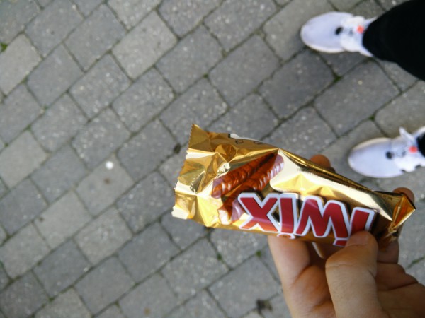 Hej Mikkel. Twixen er blevet delt, det blev den med Martin som er hjemløs og stod nede foran Meny. Det var som ventet en grænseoverskridende udfordring, men efterfølgende føles det godt. Martin blev lidt overrasket, men tog i mod tilbuddet om en Twix med et stort smil :) Jeg smiler også, jeg håber Martin føler samme optur som jeg. (han var ikke meget for at få taget billede, det respekterer jeg, så jeg har taget et uden Martin)